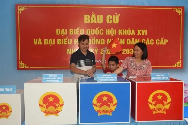 3月15日上午，和兴坊选民参加投票。