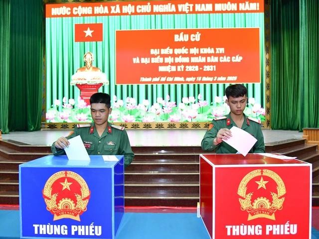 选民在第27号投票区投票。