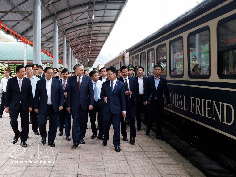 党中央总书记苏林就越中铁路合作开展情况，同若干部委、部门及地方领导举行工作会议。