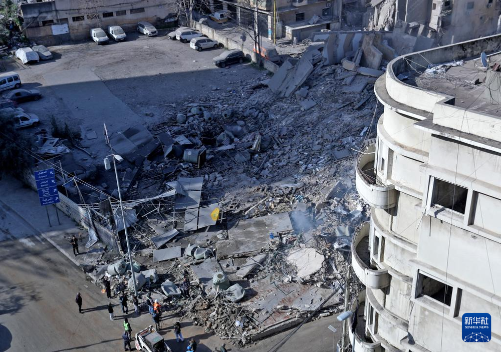 这是3月18日在黎巴嫩首都贝鲁特拍摄的在以色列空袭中损毁的建筑和车辆。