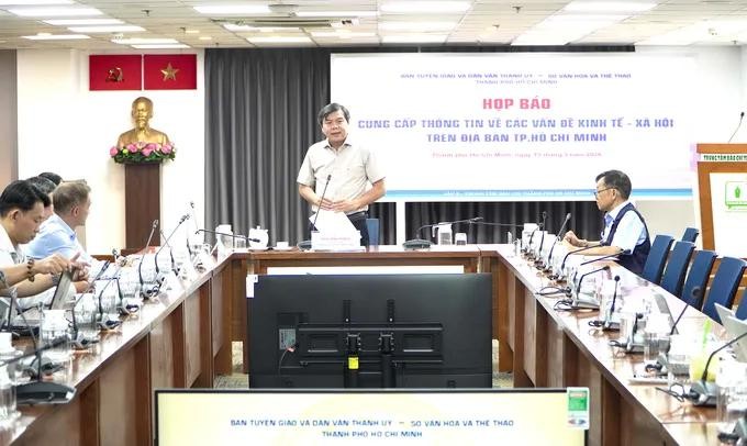 市委宣教与民运处副主任曾友峰主持新闻发布会。