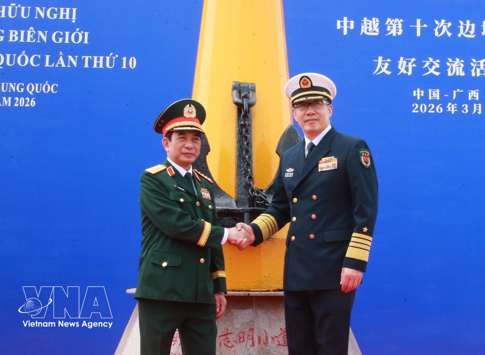 越南国防部部长潘文江大将与中国国防部长董军上将参观“海上胡志明小道”遗迹。