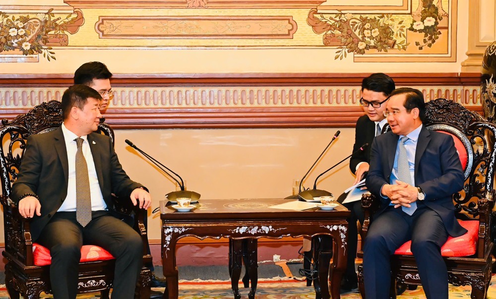  市人委会主席阮文得会见蒙古国大使吉吉·塞里贾夫。