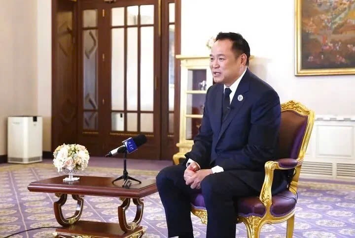 2025年11月19日，泰国总理阿努廷•参威拉军在位于曼谷的总理府接受新华社记者专访。