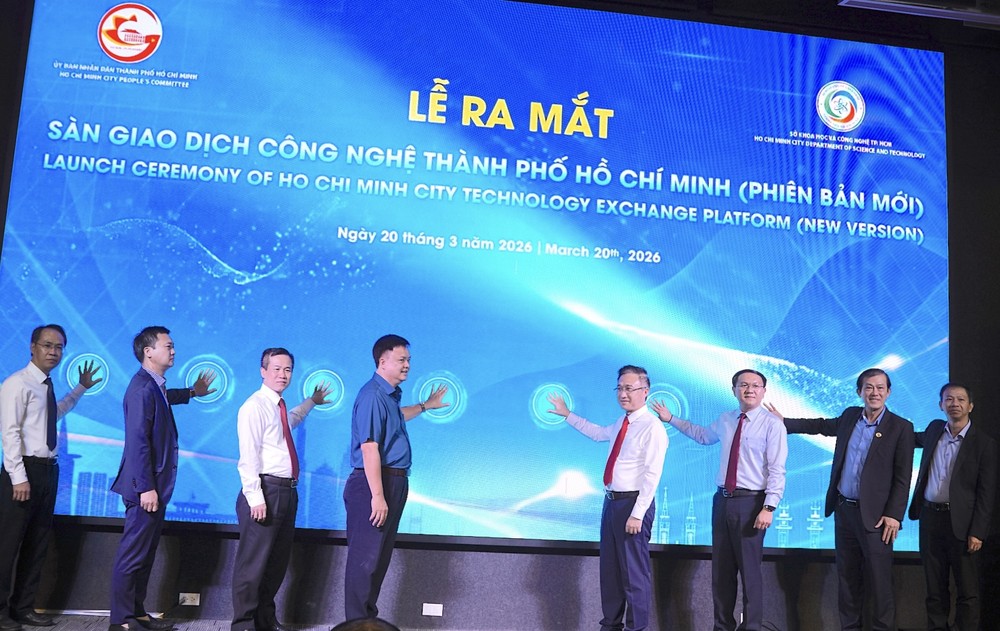  市委副书记邓明通（右四）与各位代表按下按钮，正式启动胡志明市科技交易平台新版本。