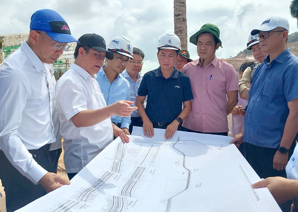 安江省人委会主席胡文萌检查富国国际机场扩建项目。