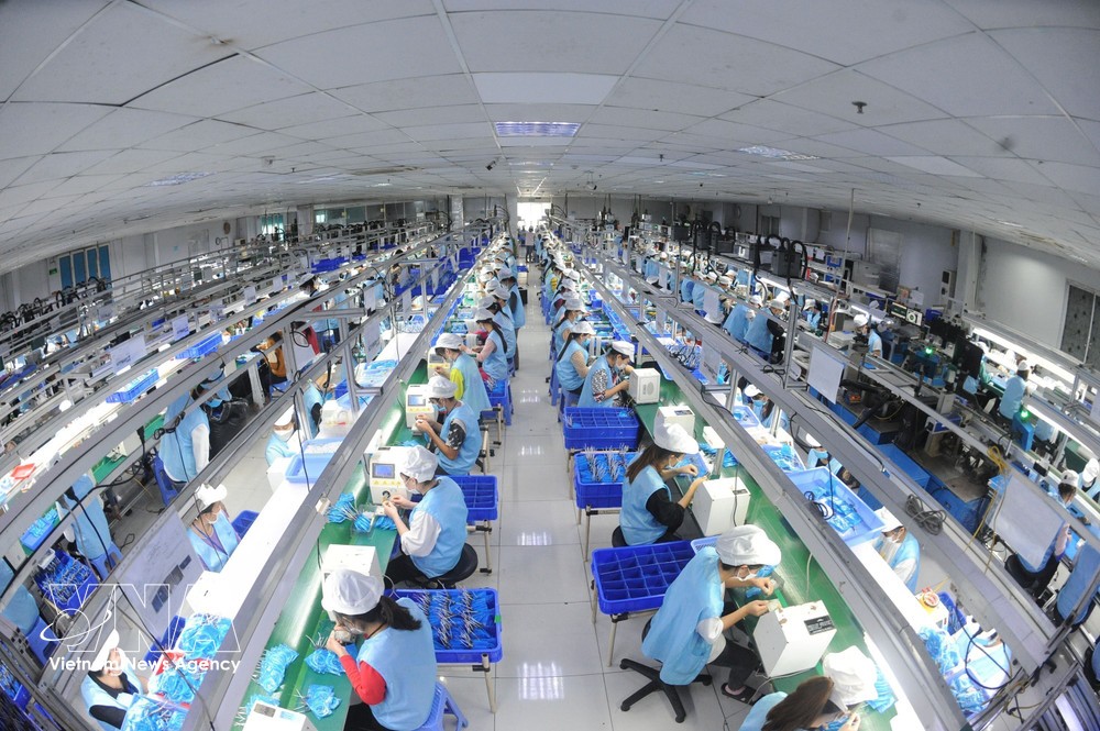 清云工业区Suntech公司电子生产线。