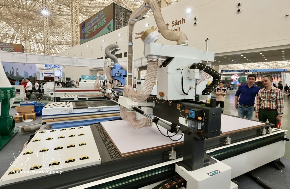 自动化机械加工设备（CNC）展区。