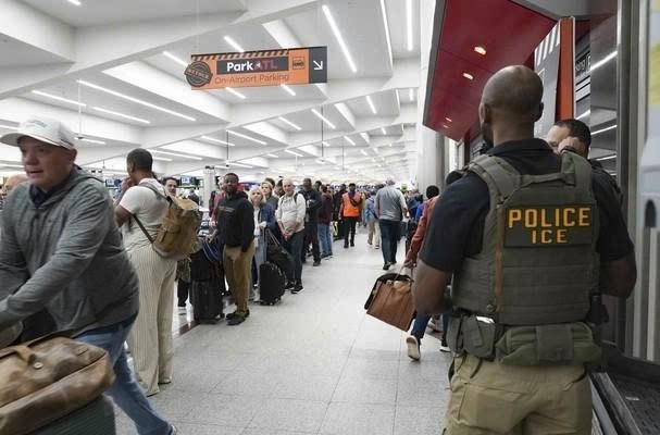 美国移民与海关执法局（ICE）人员于2026年3月23日在美国佐治亚州亚特兰大市哈茨菲尔德-杰克逊国际机场观察旅客。图源：GETTY IMAGES