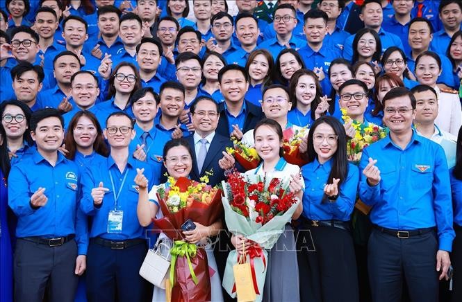 越南优秀青年、潜力青年及优秀团干部与范明政总理合影。