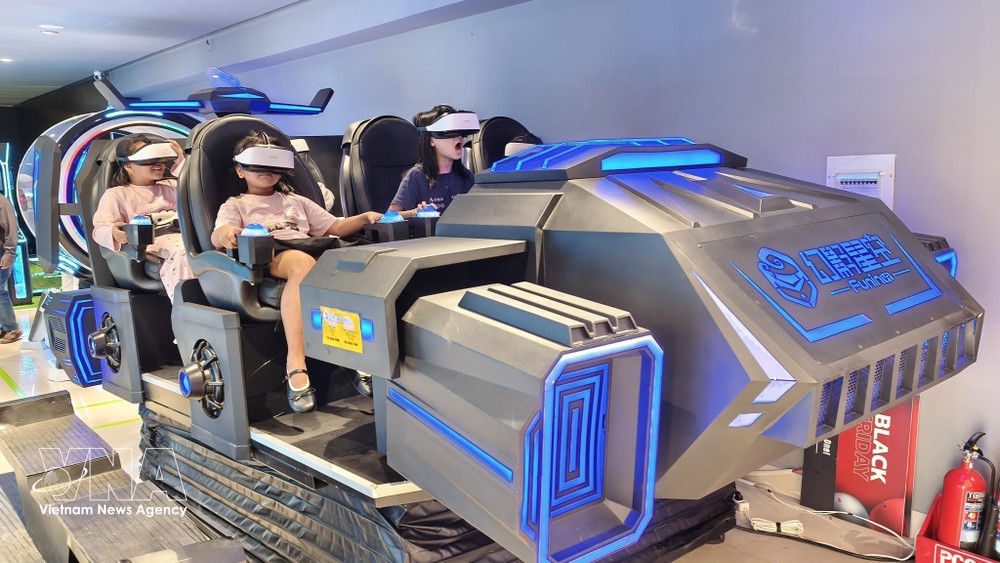 在庆和省芽庄购物中心体验虚拟现实技术。