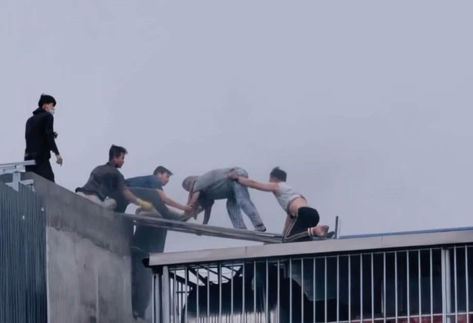 岭南住宅火灾中的受害者被协助脱险（截图）。