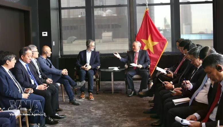 越南政府常务副总理阮和平会见恒星发展基金会主席何塞·费尔南德斯·达蓬特（José Fernández da Ponte）。