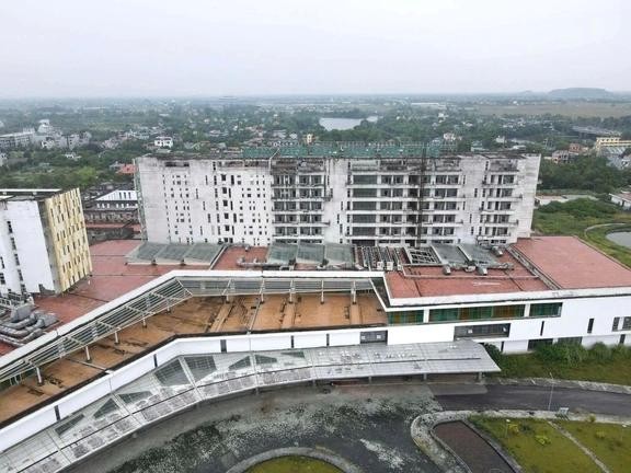 白梅医院与越德医院第二分院项目存在多项违规，造成逾8000亿元损失与浪费。