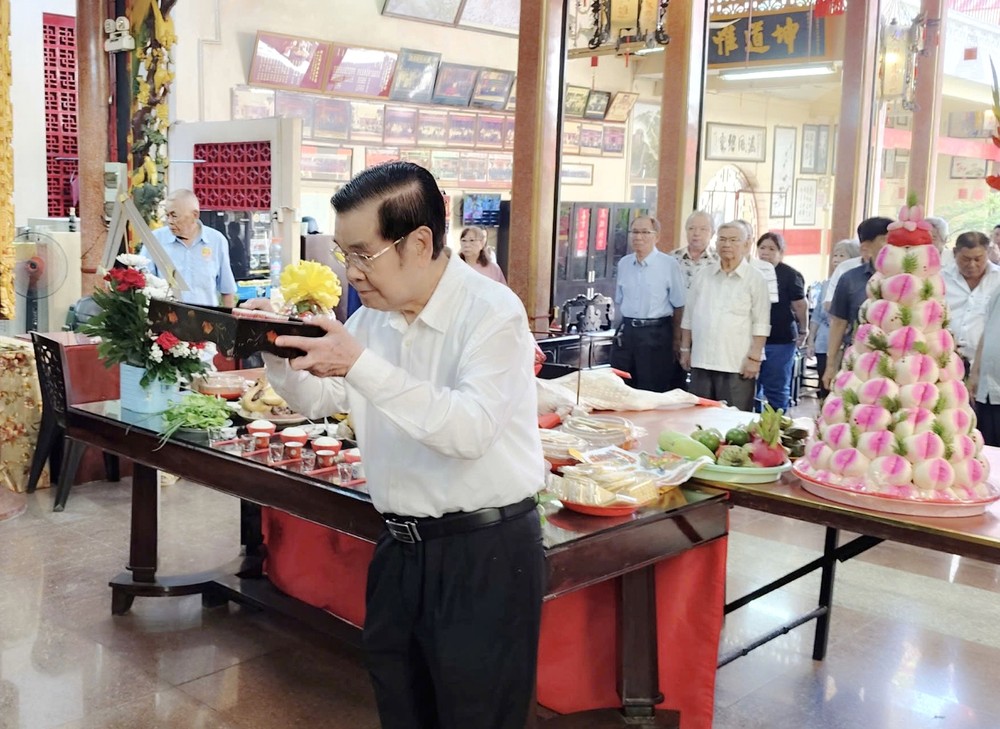 海南会馆名誉理事长吴清华敬奉香茗。