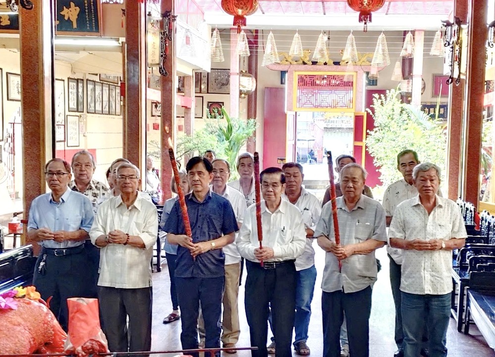 海南会馆理事会代表拈香参拜，祈求风调雨顺、国泰民安。