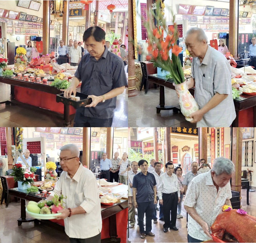 海南会馆应届理事会代表敬奉供品。