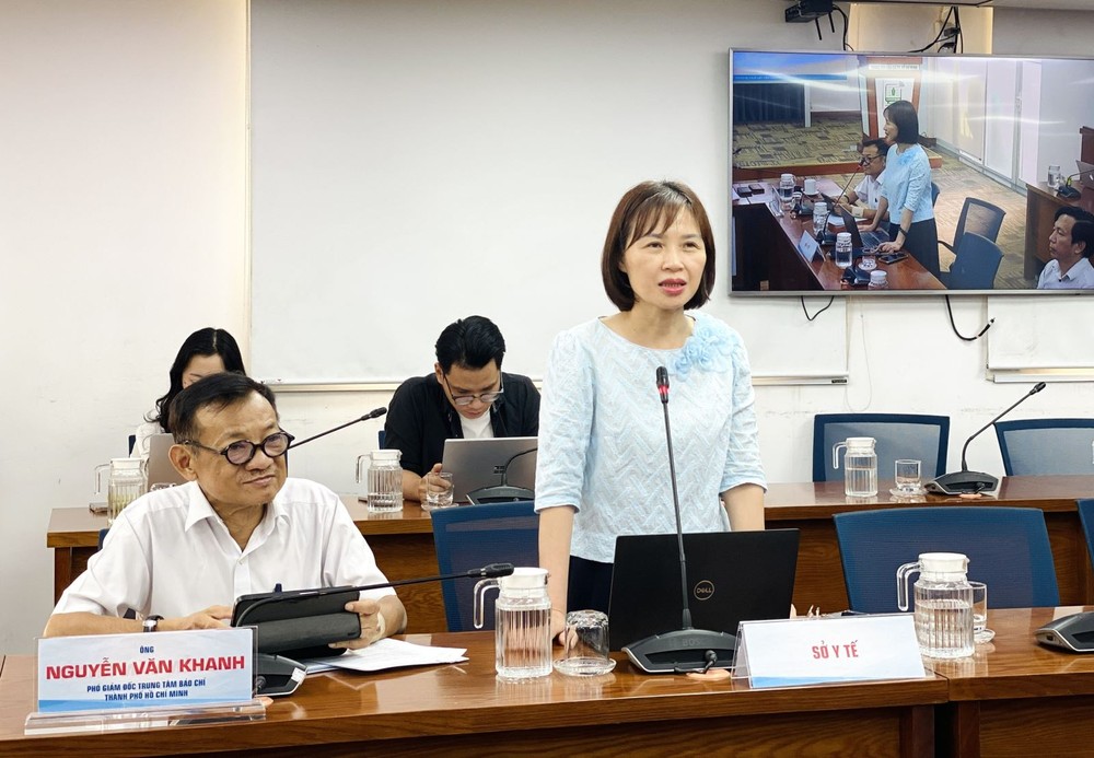 胡志明市疾控中心副主任黎红娥在新闻发布会上通报疫情情况。