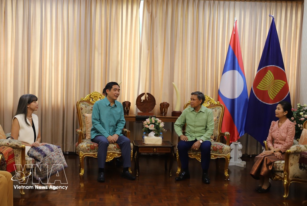 越南驻泰国大使范越雄向老挝驻泰国大使西斯瓦特·因费查纳及大使馆全体工作人员致以节日祝福。