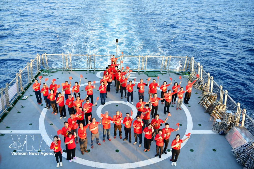 4月26日，来自全球24个国家和地区的60多位旅外越南侨胞结束了自2025年4月18日至26日期间，乘坐“大团结号”军舰探望长沙岛县和DK1海上高脚屋军民的行程。