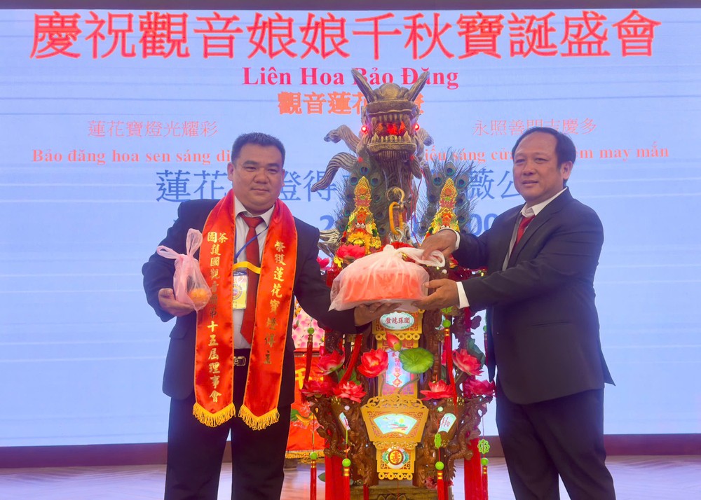 茶园护国观音庙副理事长项光健向铠薇公司代表移交“莲花宝灯”。