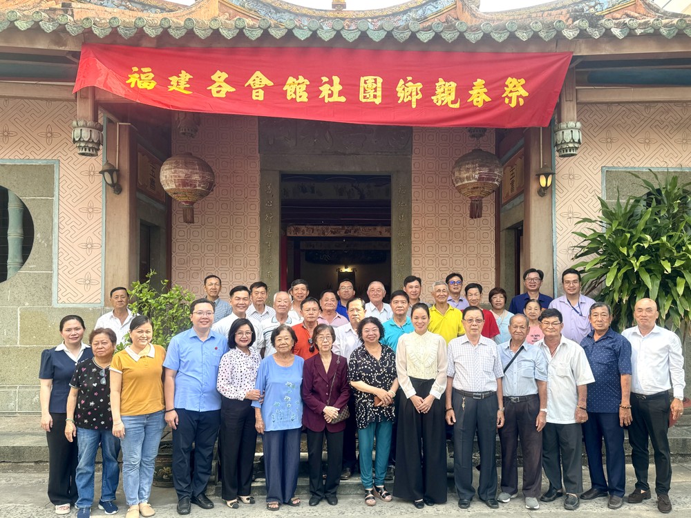 地方领导和贵宾与福建各会馆、社团乡亲合影留念。