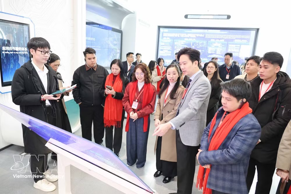 越南五个省市青年代表团参观中国—东盟人工智能应用合作中心。