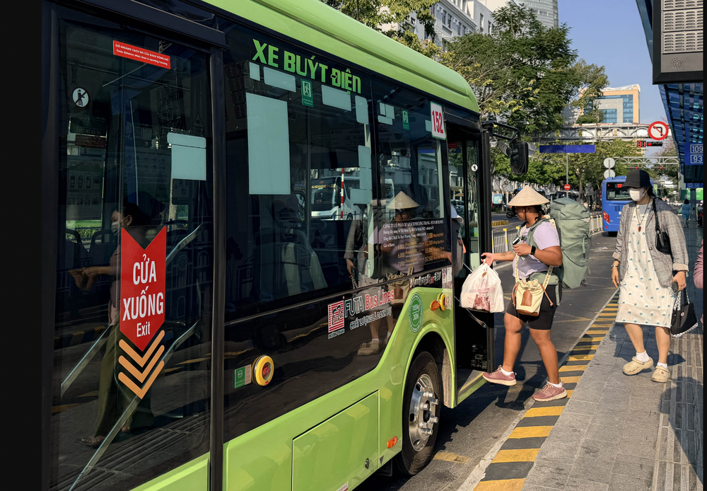 胡志明市乘坐公交车的乘客。