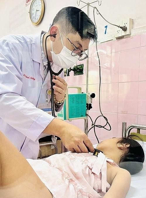 4月9日下午，嘉定人民医院医生为疑似中毒学生检查。