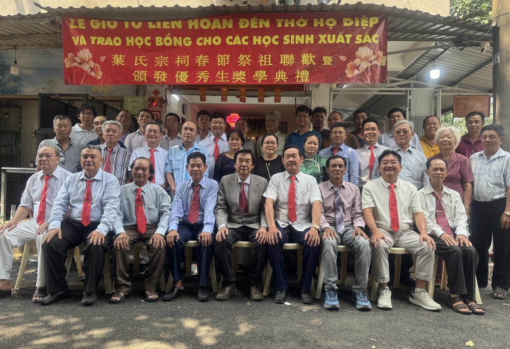 叶氏宗祠理事长叶卫荣与诸位理监事会成员，以及各宗长、宗亲合作留念。