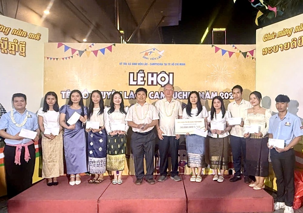 穗城会馆理事长卢耀南（右六）向留学生派资助金。