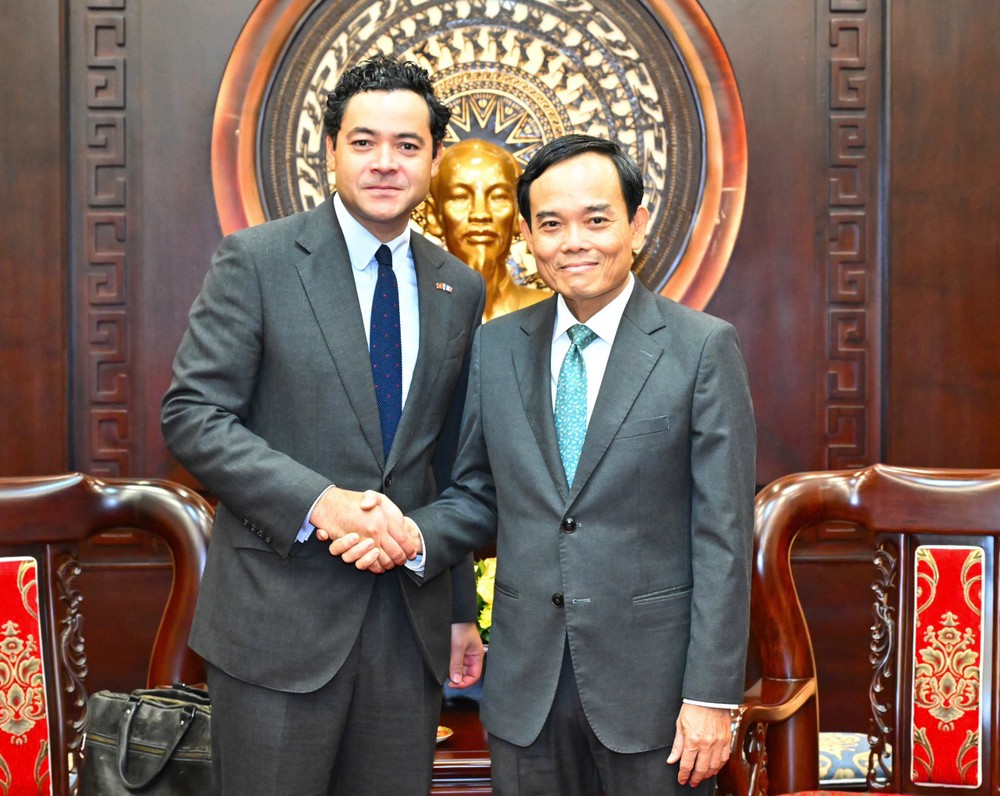 党中央委员、市委书记陈留光会见法国驻胡志明市总领事埃蒂安·拉奈沃松。(越勇摄）