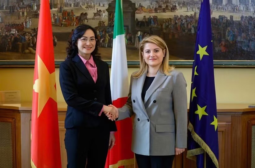 越南工商部副部长潘氏胜与意大利外交与国际合作部副部长玛丽亚·特里波迪。