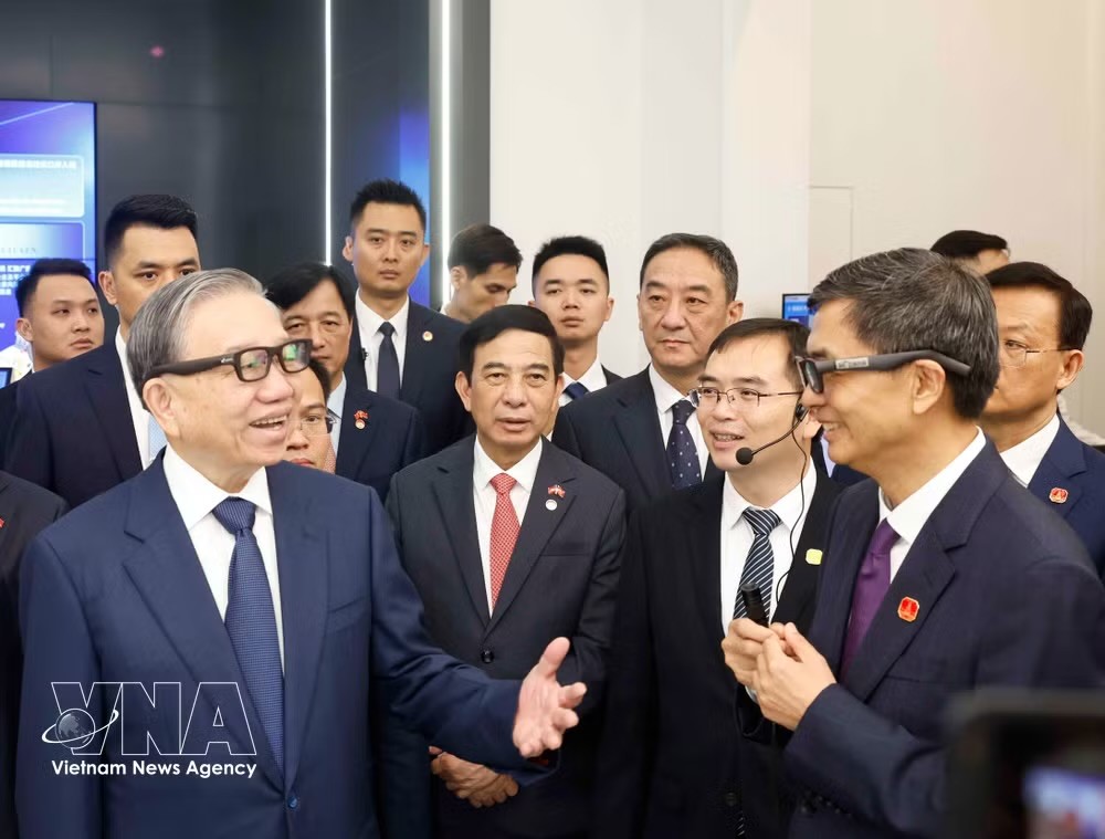 党中央总书记、国家主席苏林与各位代表参观中国—东盟国家人工智能（AI）应用合作中心。