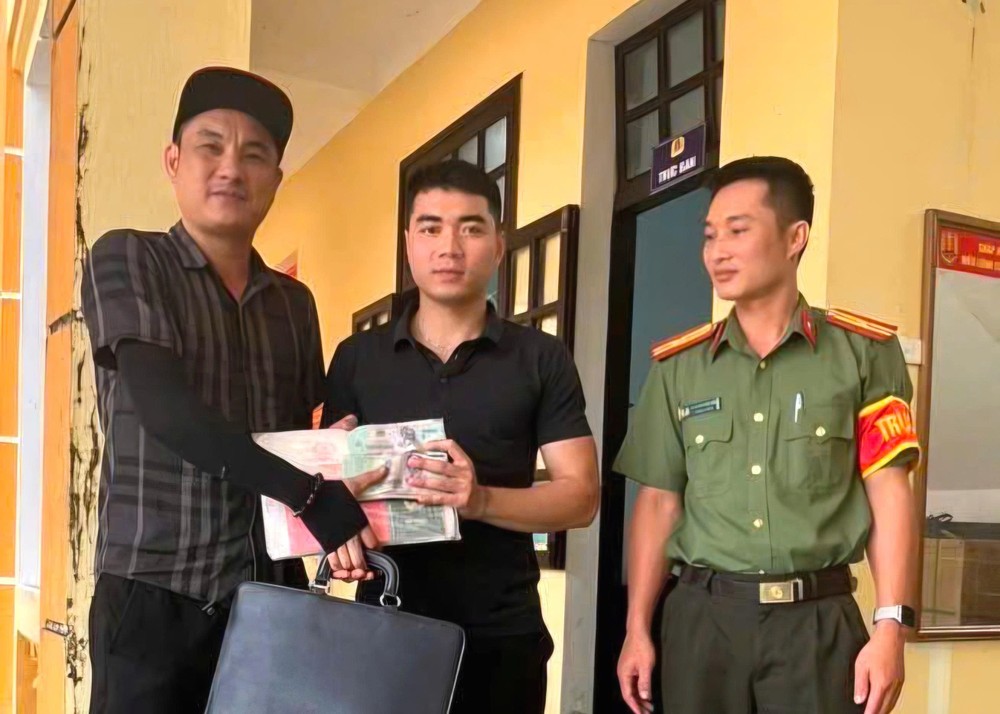  黄辉原（中）将遗失财物归还失主。