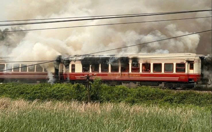 河内—海防铁路线两节车厢起火。