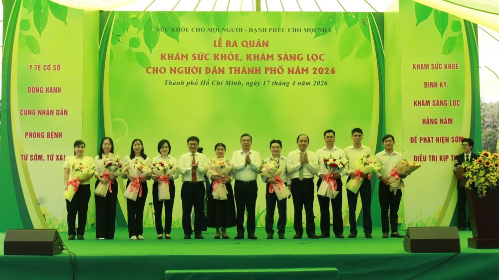 市委副书记、市越南祖国阵线委员会主席阮福禄和市人委会副主席阮孟强向社区健康服务队送花祝贺。