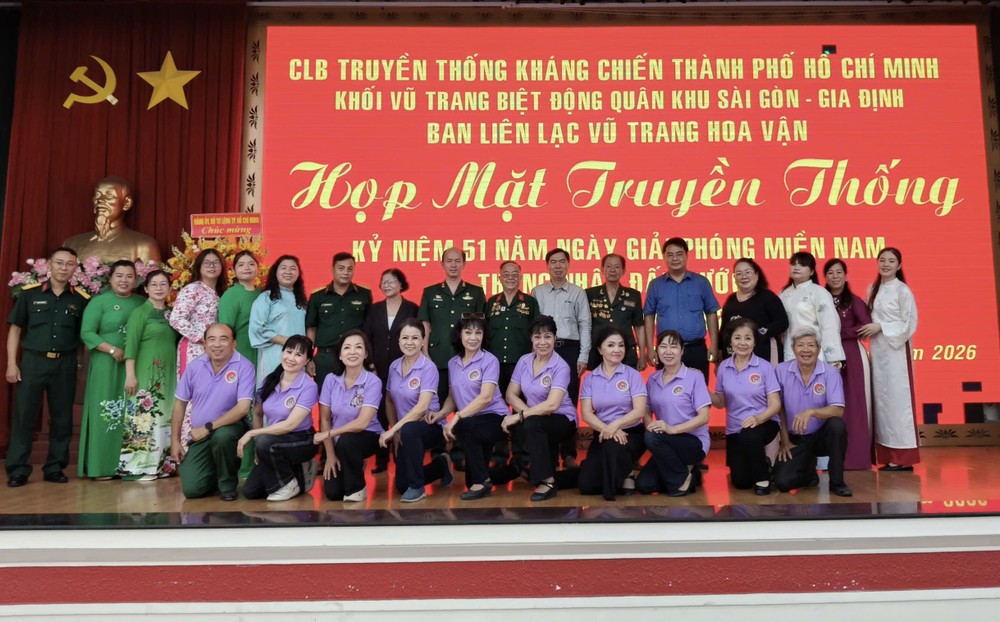 市领导与市华运武装力量联络组和出席代表合影留念。