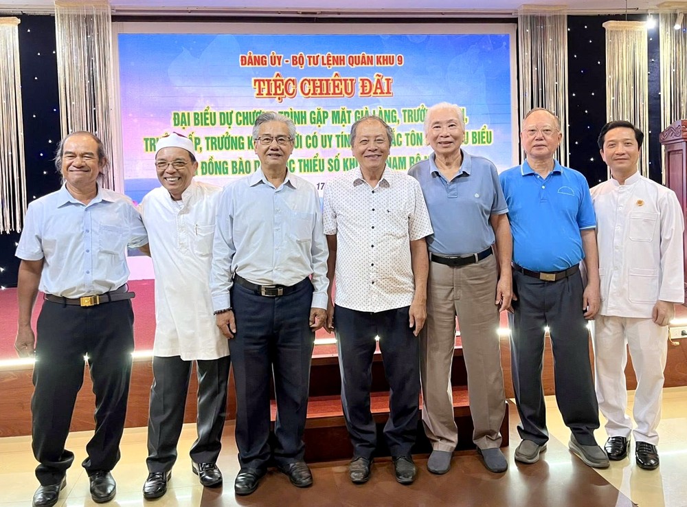 应邀出席南部地区少数民族代表合影留念。