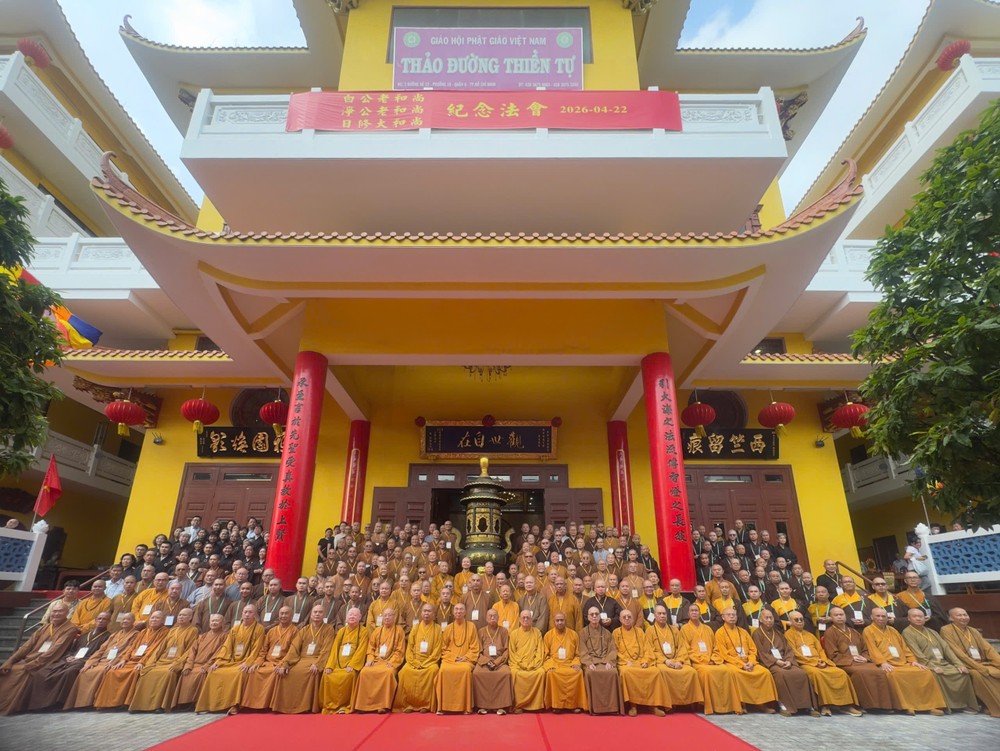 世界佛教华僧会代表团与本市个寺院住持、和尚、法师、居士合影。