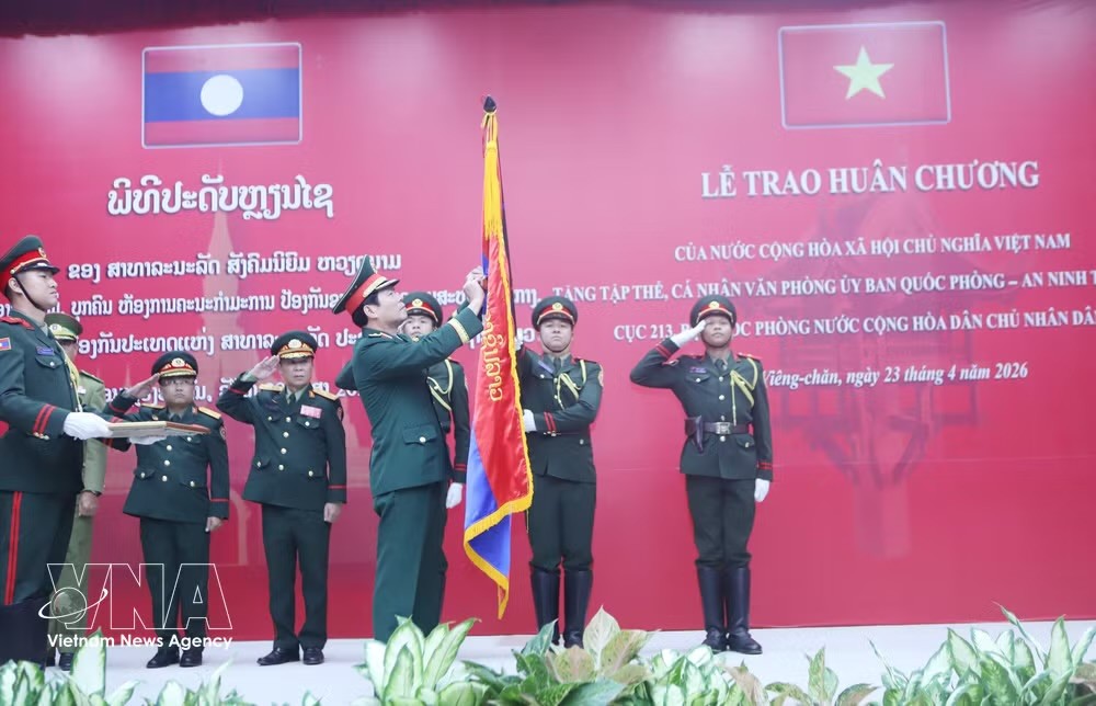 阮新疆大将向老挝国防部集体和个人授予越南国家独立勋章。