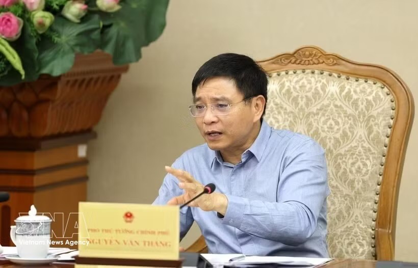 政府副总理阮文胜发表讲话。