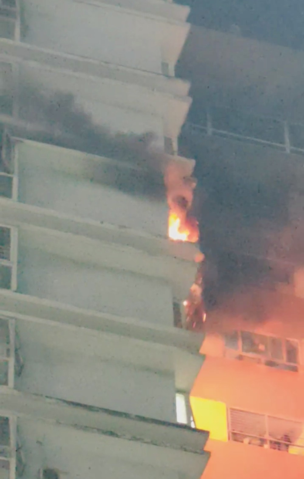   阮友景公寓16楼火势猛烈。