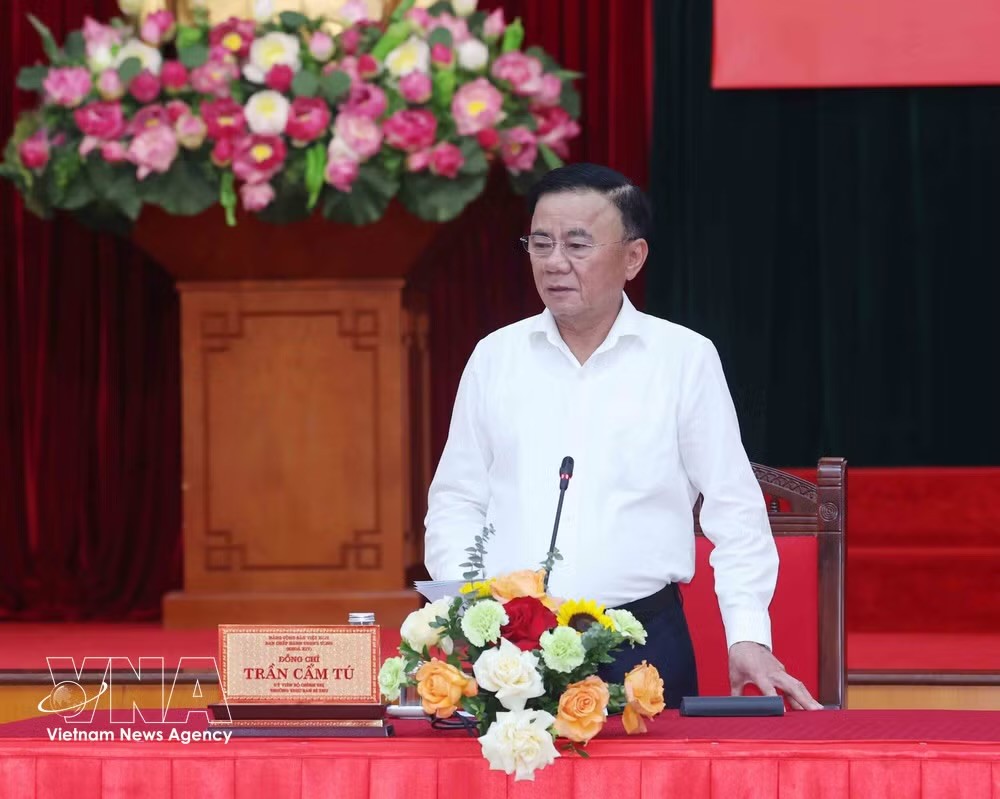 党中央政治局委员、中央书记处常务书记陈锦秀在交班会上发表讲话。