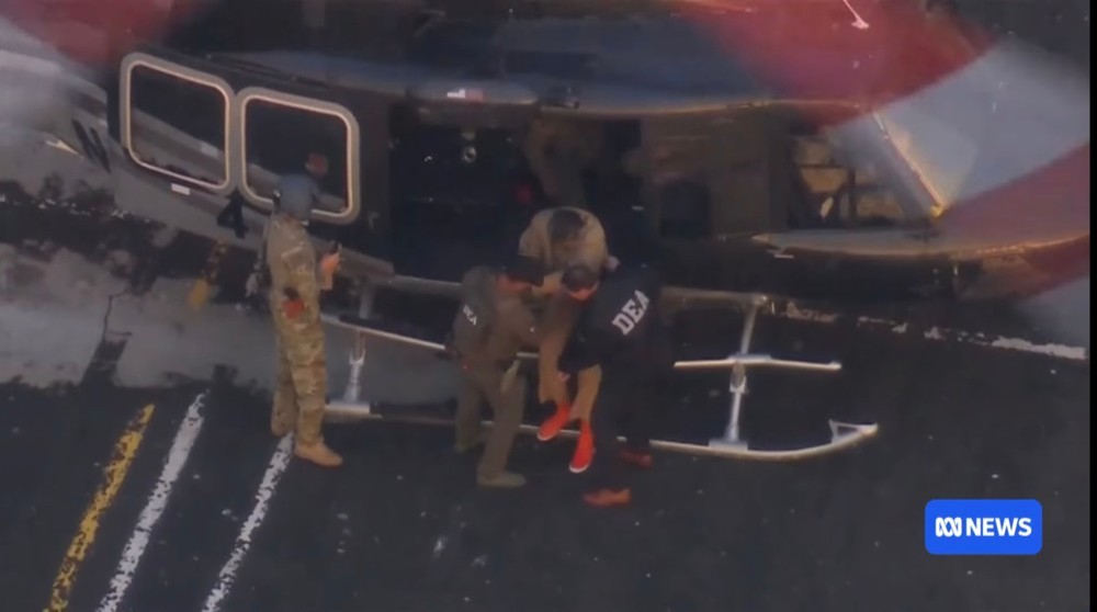 美军士兵押送委内瑞拉总统尼古拉斯‧马杜罗前往法院。图源：澳洲ABC电视台。