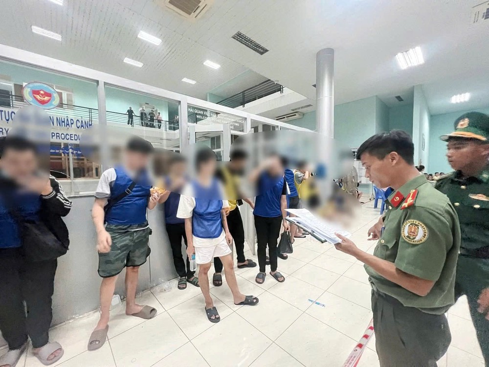 胡志明市公安配合有关单位接收13名被柬埔寨驱逐的越南公民。