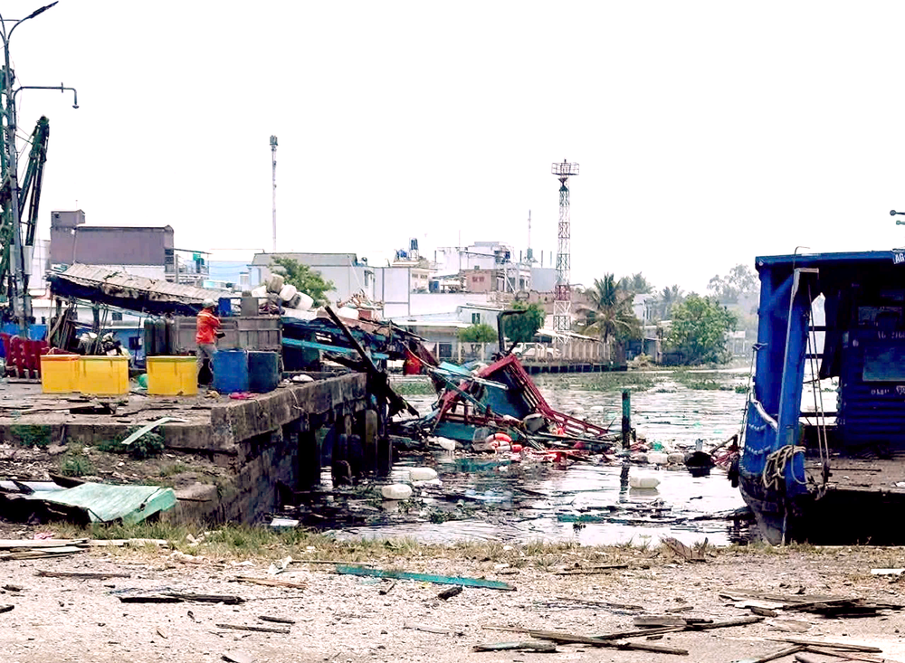 4月27日中午，安江省平安乡渔船燃爆现场。