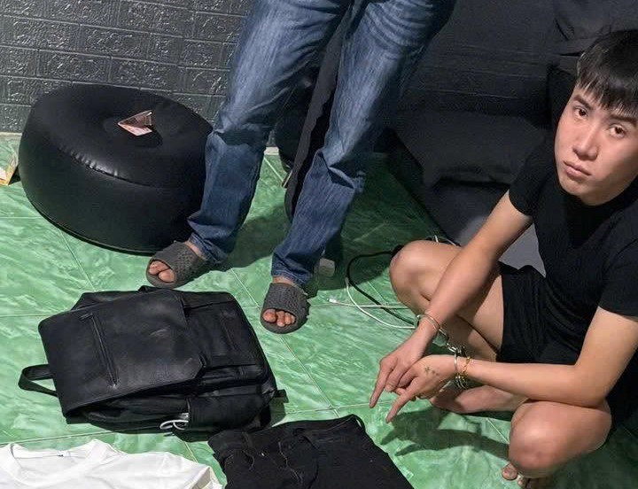  周明康在公安机关。