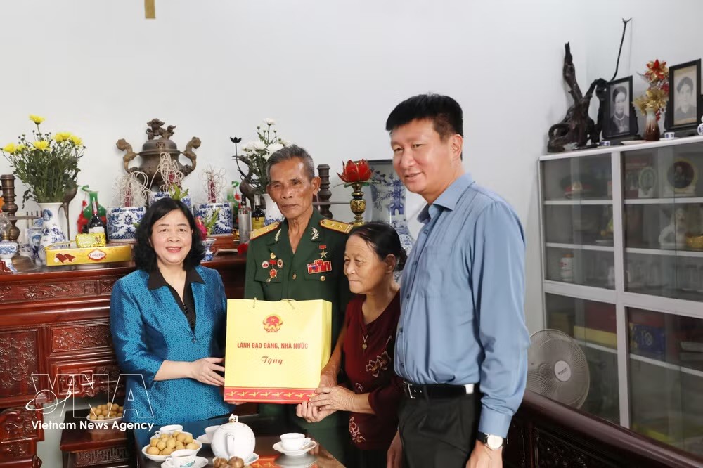 党中央政治局委员、党中央书记处书记、越南祖国阵线中央委员会主席裴氏明怀看望并慰问越南英雄母亲陈氏策。