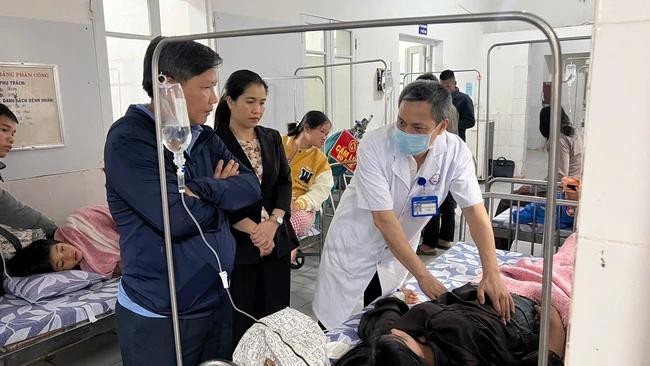 新立乡人委会领导到向化区全科医院探望慰问正在接受治疗的疑似食物中毒患者。